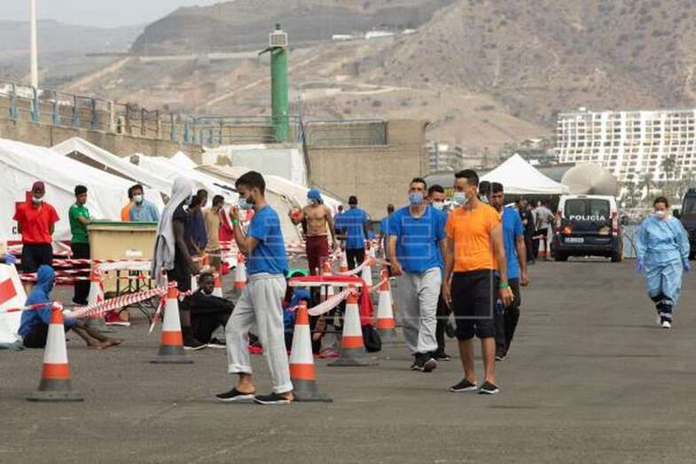 Varios grupos de inmigrantes a la espera de que se les asigne un recurso de acogida, este lunes en el muelle de Arguineguín (Foto EFE / Quique Curbelo)